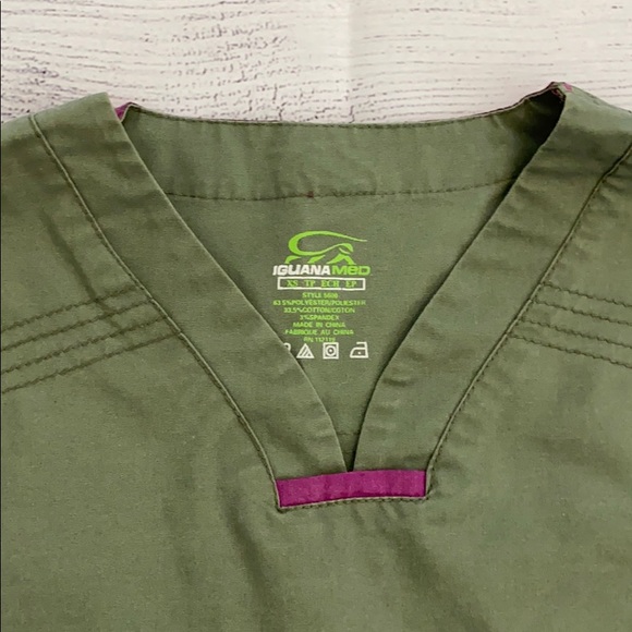 Iguana Med Scrub Top - Picture 3 of 3